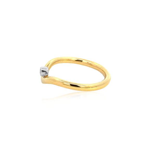 9ct yellow gold curved ring with Diamond
