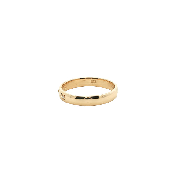 Star set diamond band ring in 9ct yeloow gold
