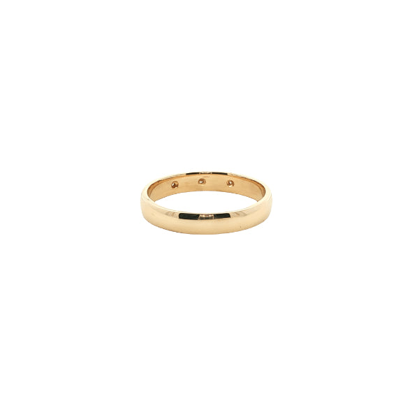 Star set diamond band ring in 9ct yeloow gold
