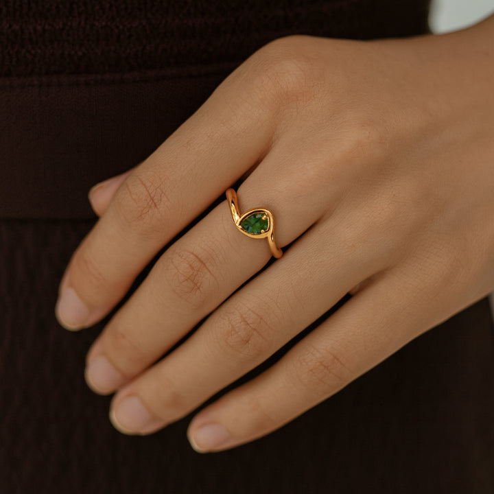 Pear green sapphire ring in 9ct yellow gold