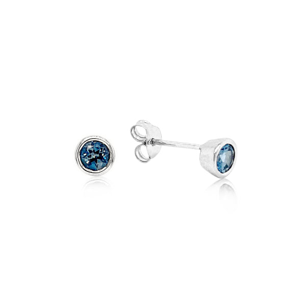 Blue topaz rubover stud earrings in 9ct white gold - 5mm
