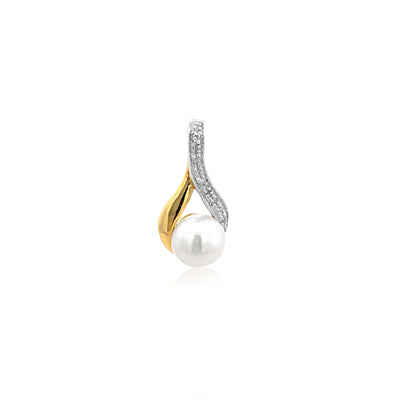 Pearl and diamond pendant in 9ct yellow gold