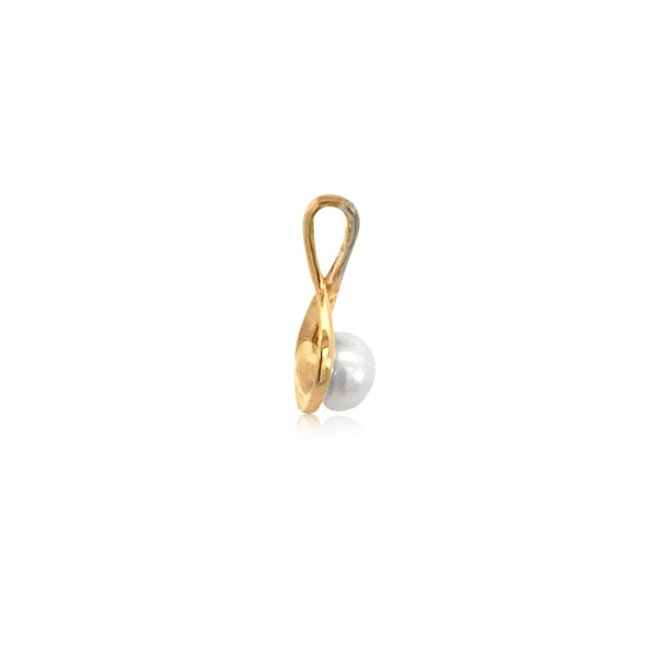 Pearl and diamond pendant in 9ct yellow gold