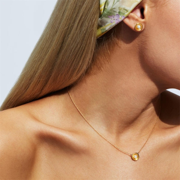 Najo - capri concave stud earrings with white pearl in gold plated sterling silver