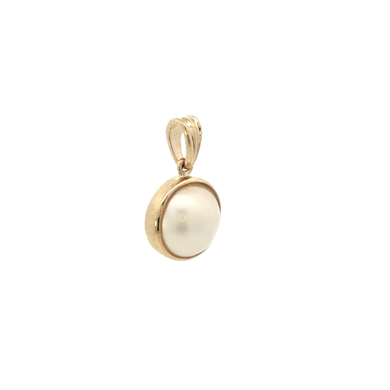 Mabe pearl pendant in 9ct yellow gold