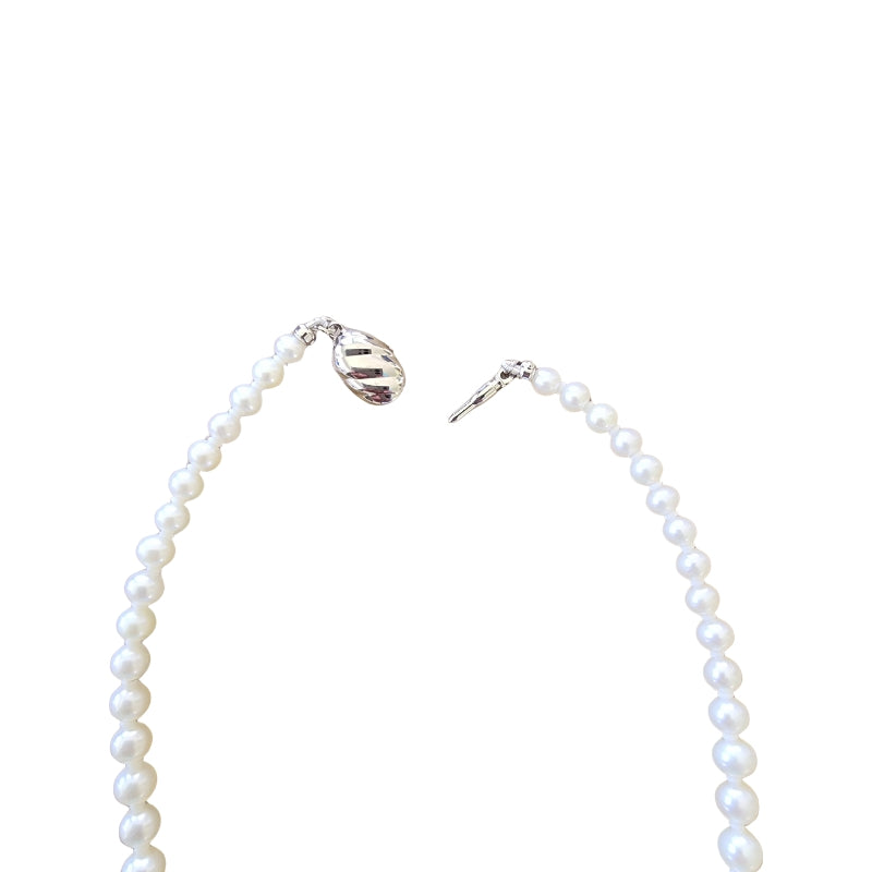 Graduated white pearl necklace with push button clasp