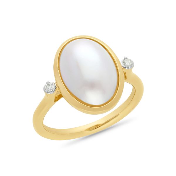 Oval mabe pearl ring in 9ct yellow gold