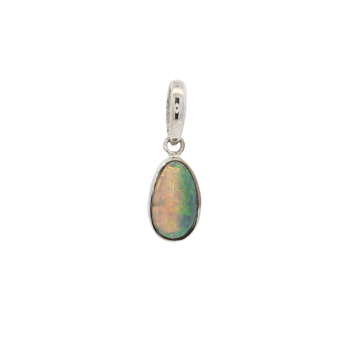 Oval opal pendant in 9ct white gold