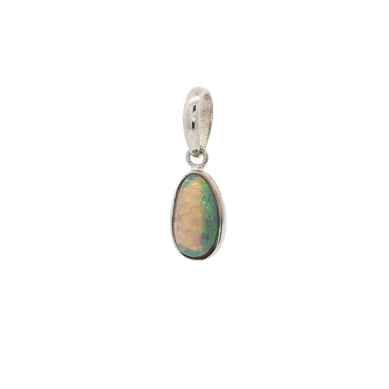 Oval opal pendant in 9ct white gold