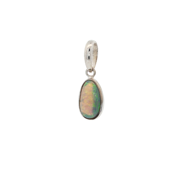 Oval opal pendant in 9ct white gold