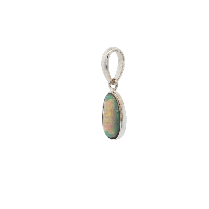 Oval opal pendant in 9ct white gold