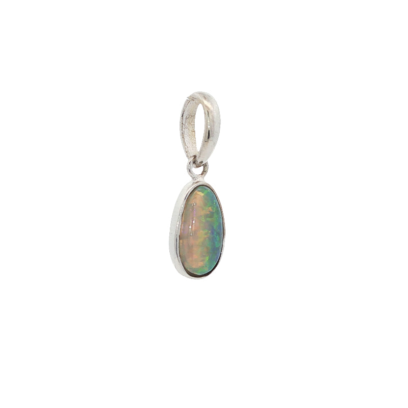 Oval opal pendant in 9ct white gold