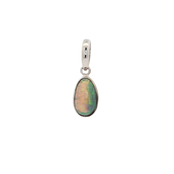 Oval opal pendant in 9ct white gold
