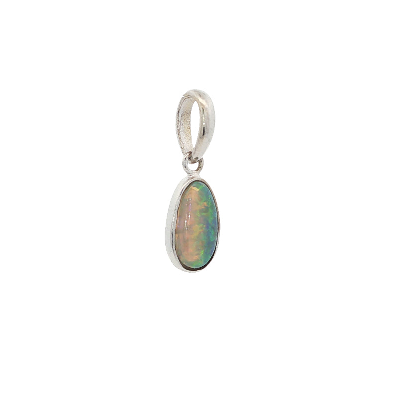 Oval opal pendant in 9ct white gold