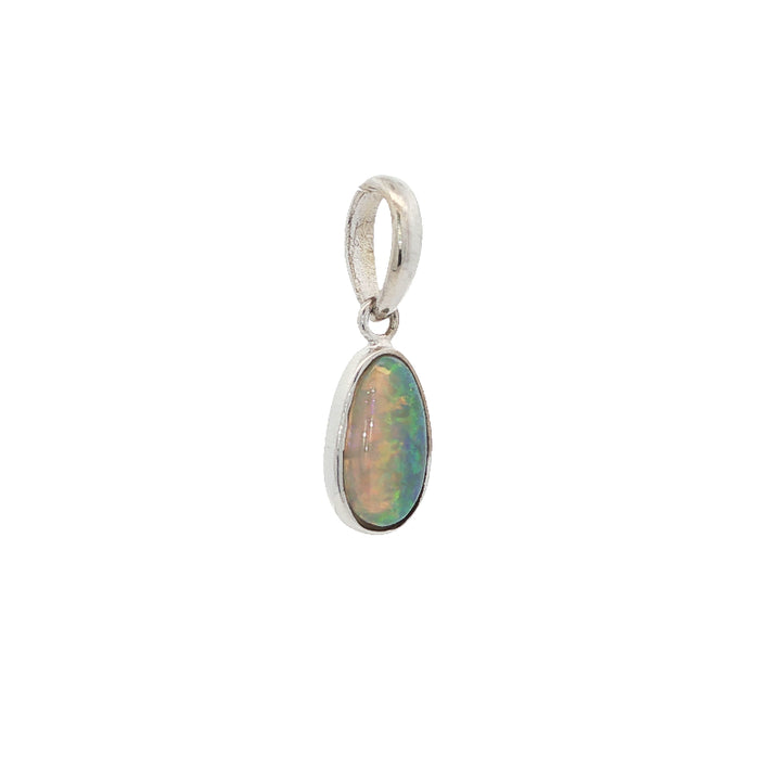 Oval opal pendant in 9ct white gold
