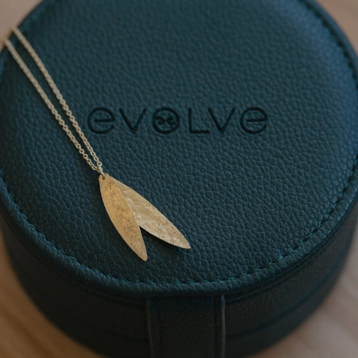 Kauri leaves necklace in gold vermeli