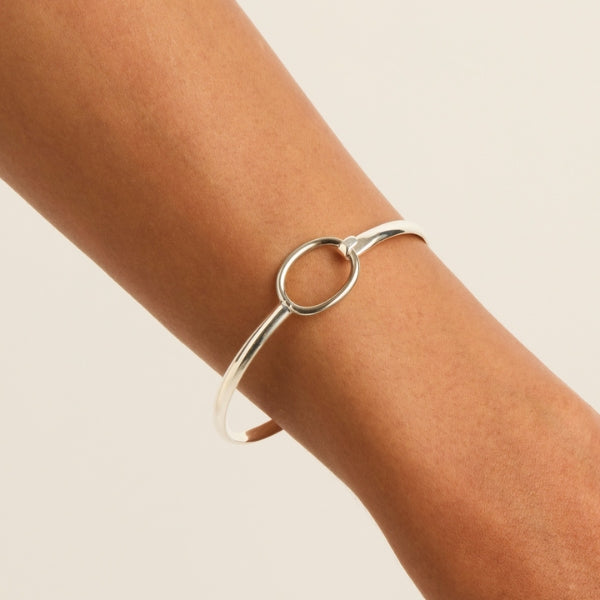 Najo - conexion fine bangle with oval ring clasp in sterling silver