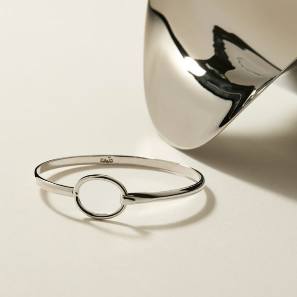 Najo - conexion fine bangle with oval ring clasp in sterling silver
