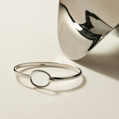 Najo fine bangle with oval ring clasp in sterling silver