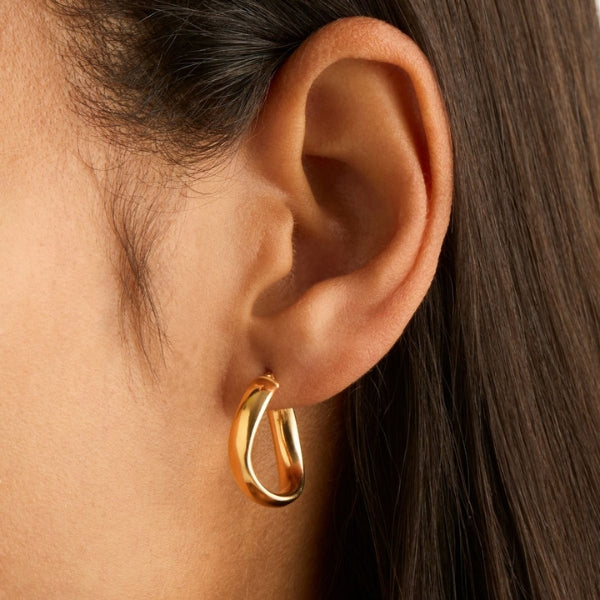 Najo - Eddy wavy tube hoop earrings in gold plated sterling silver