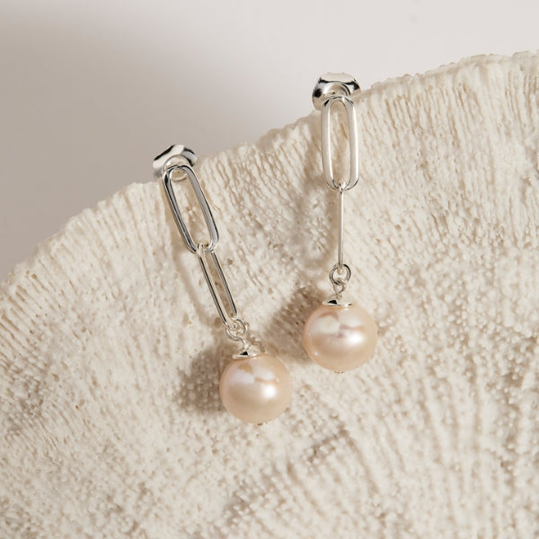 Najo - Eden stud earrings with chain and white freshwater pearls in sterling silver
