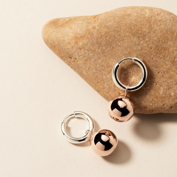 Najo - Shayla huggie earrings in sterling silver with rose gold plated ball charm