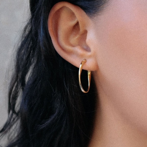 Najo - Cinta twisted hoop earrings in yellow gold plated sterling silver