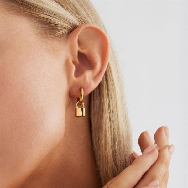 Najo - Love lock huggie earrings in gold plated sterling silver