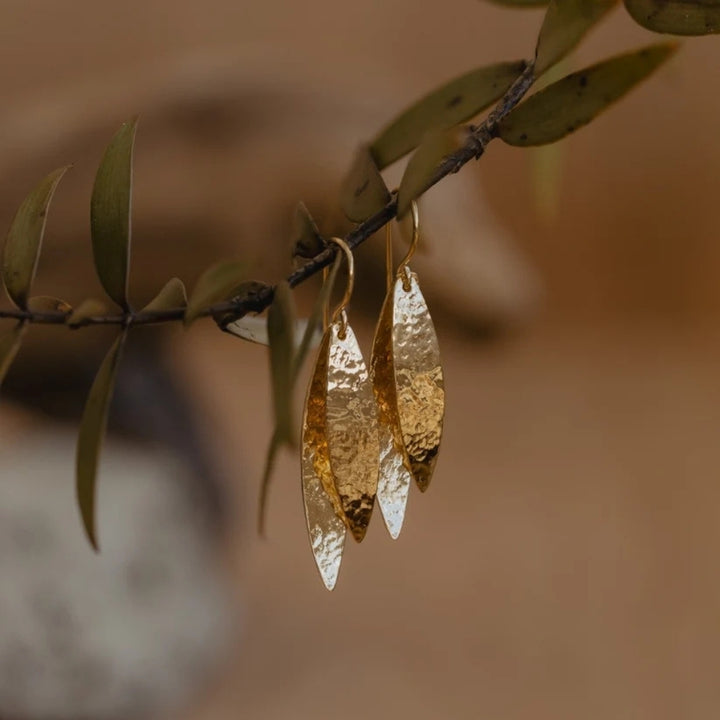 Kauri leaves drop earrings in gold vermeli